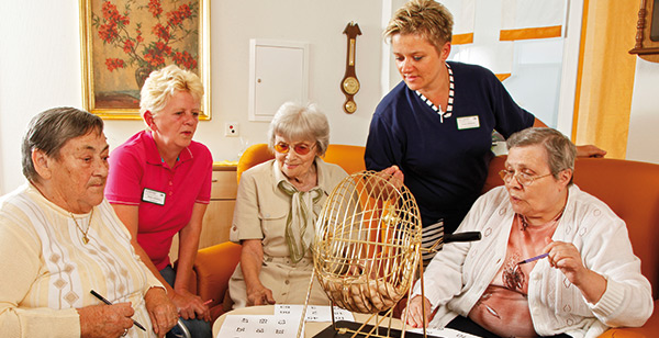 Senioren beim Bingo