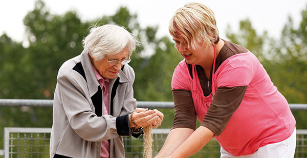 Seniorin mit Ergotherapeutin