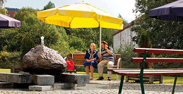 Senioren auf einer Bank im Garten